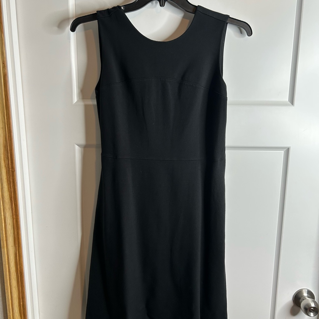 Lands End Women’s Size 12p Sleeveless Sheath V Back Knee Length Black 3921